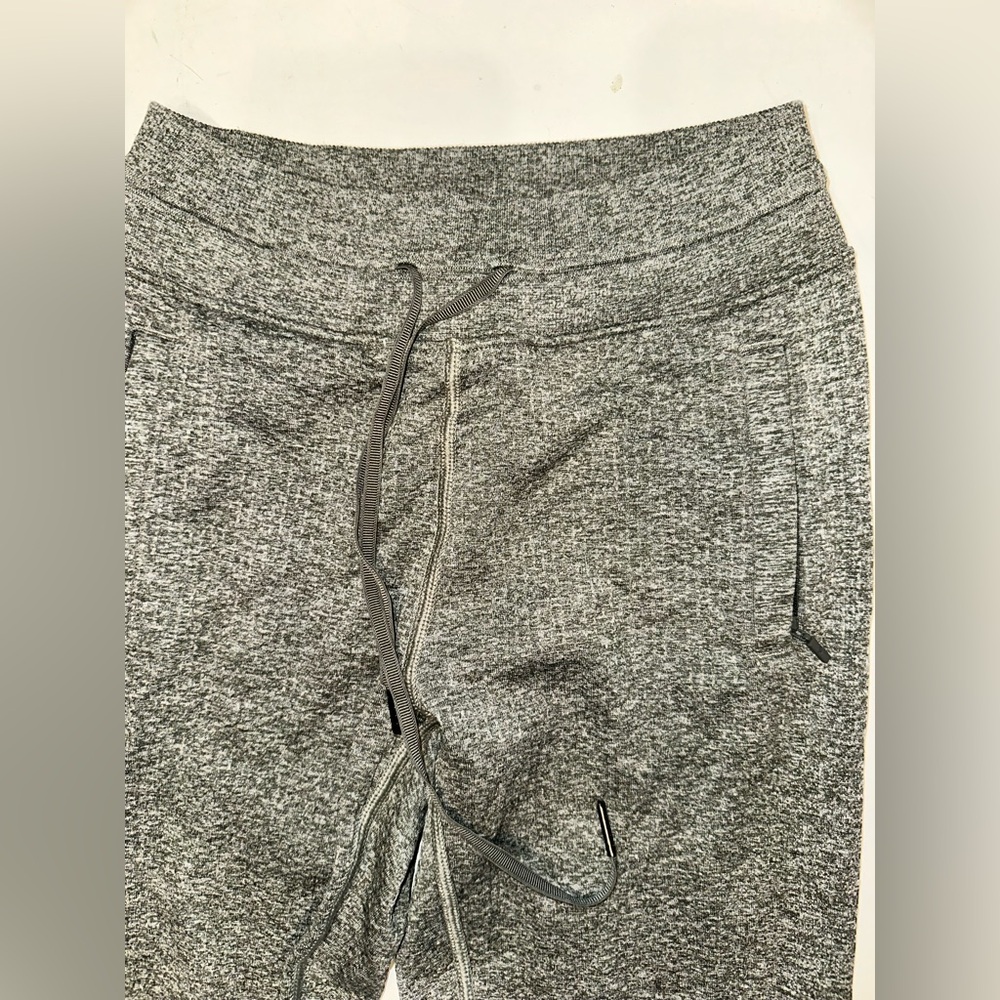 Lululemon Athletica textured Tech Heathered Gray Joggers Size 2 pants - Picture 2 of 4